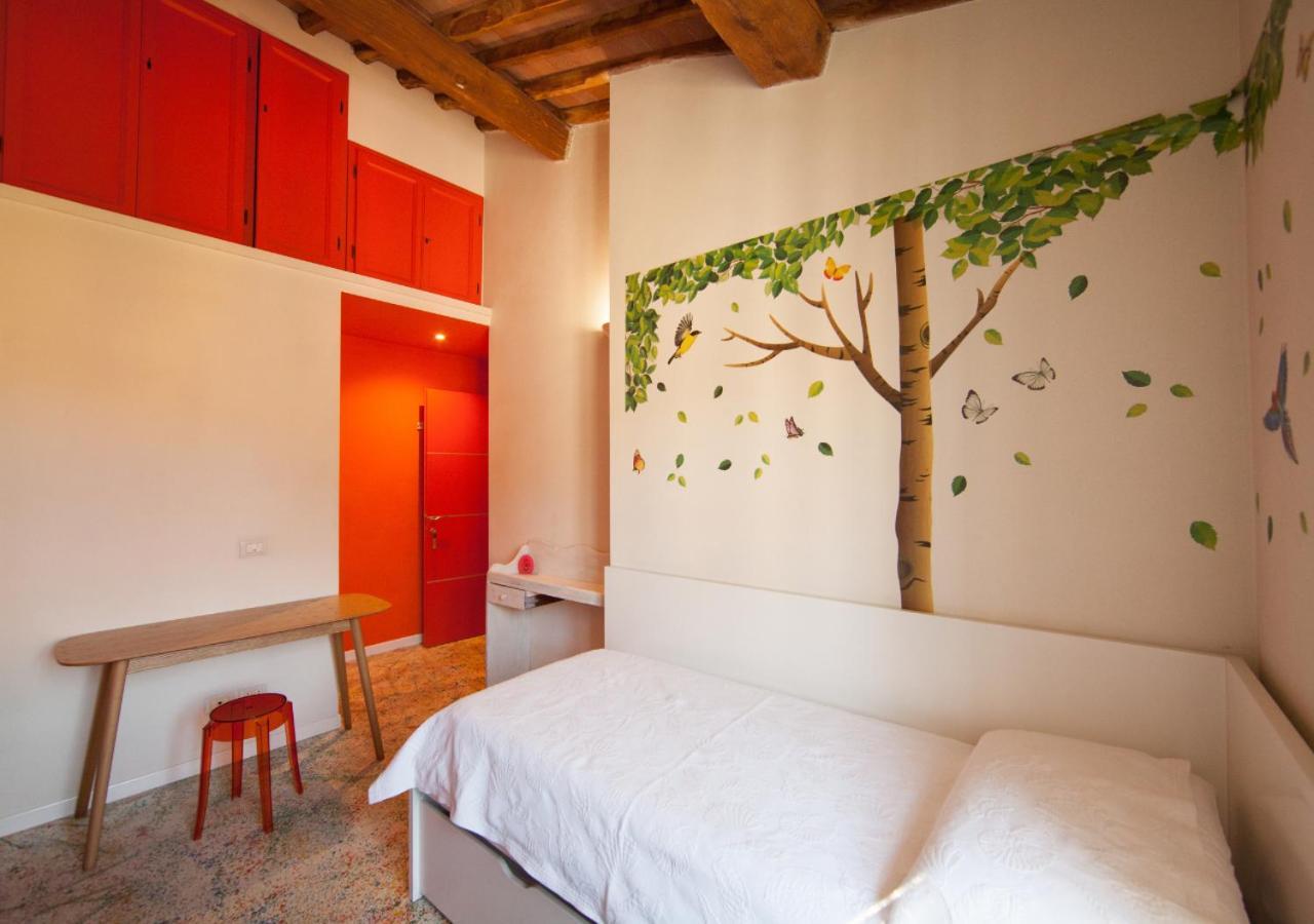 شقة Pollock Attic In Historic City Center لوكا المظهر الخارجي الصورة